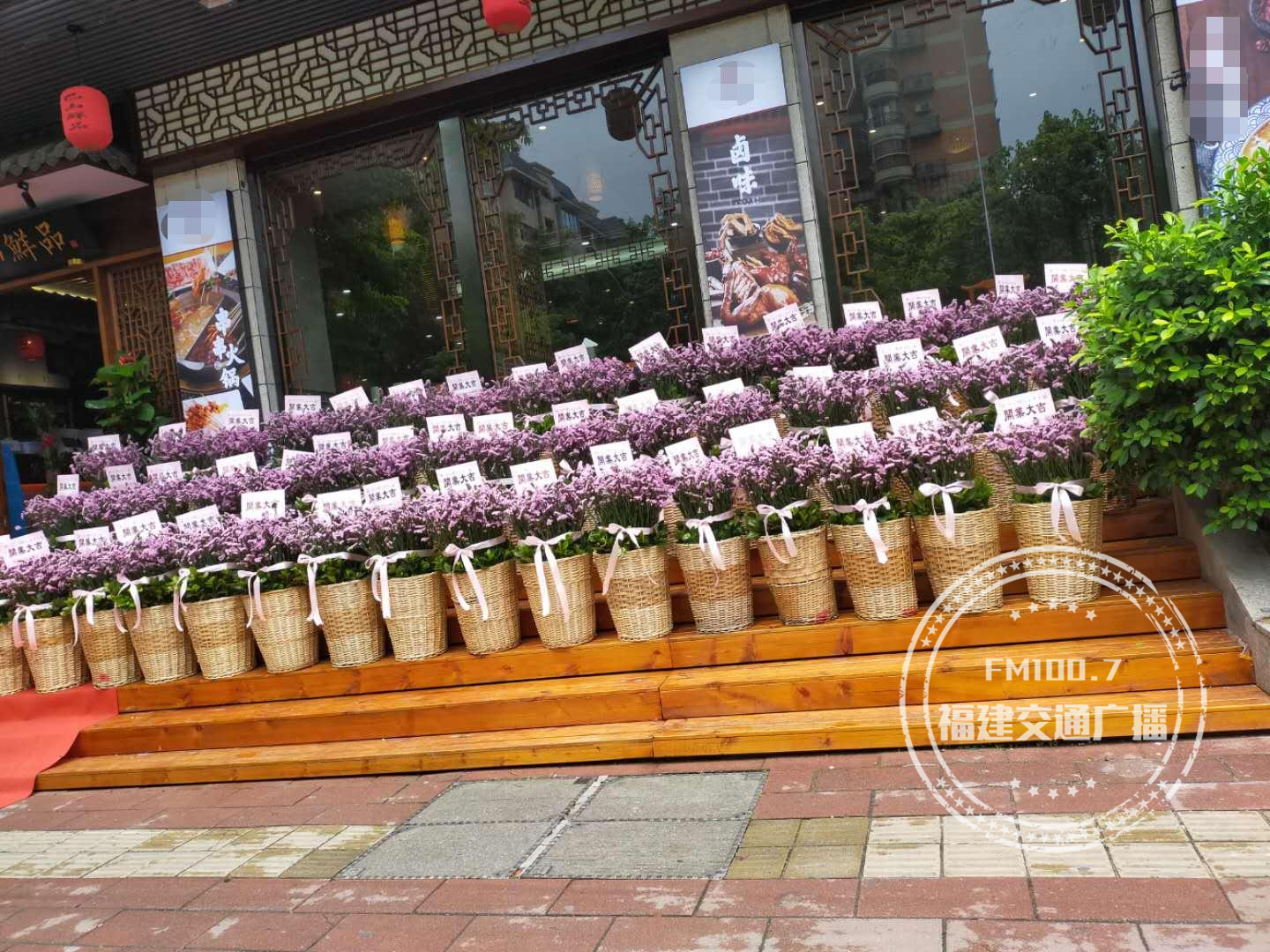 福州这家店门口的几十个花篮不翼而飞，监控拍下这几幕