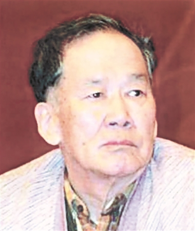 他的葬礼上，*放播**的是他作曲的《我和我的祖国》