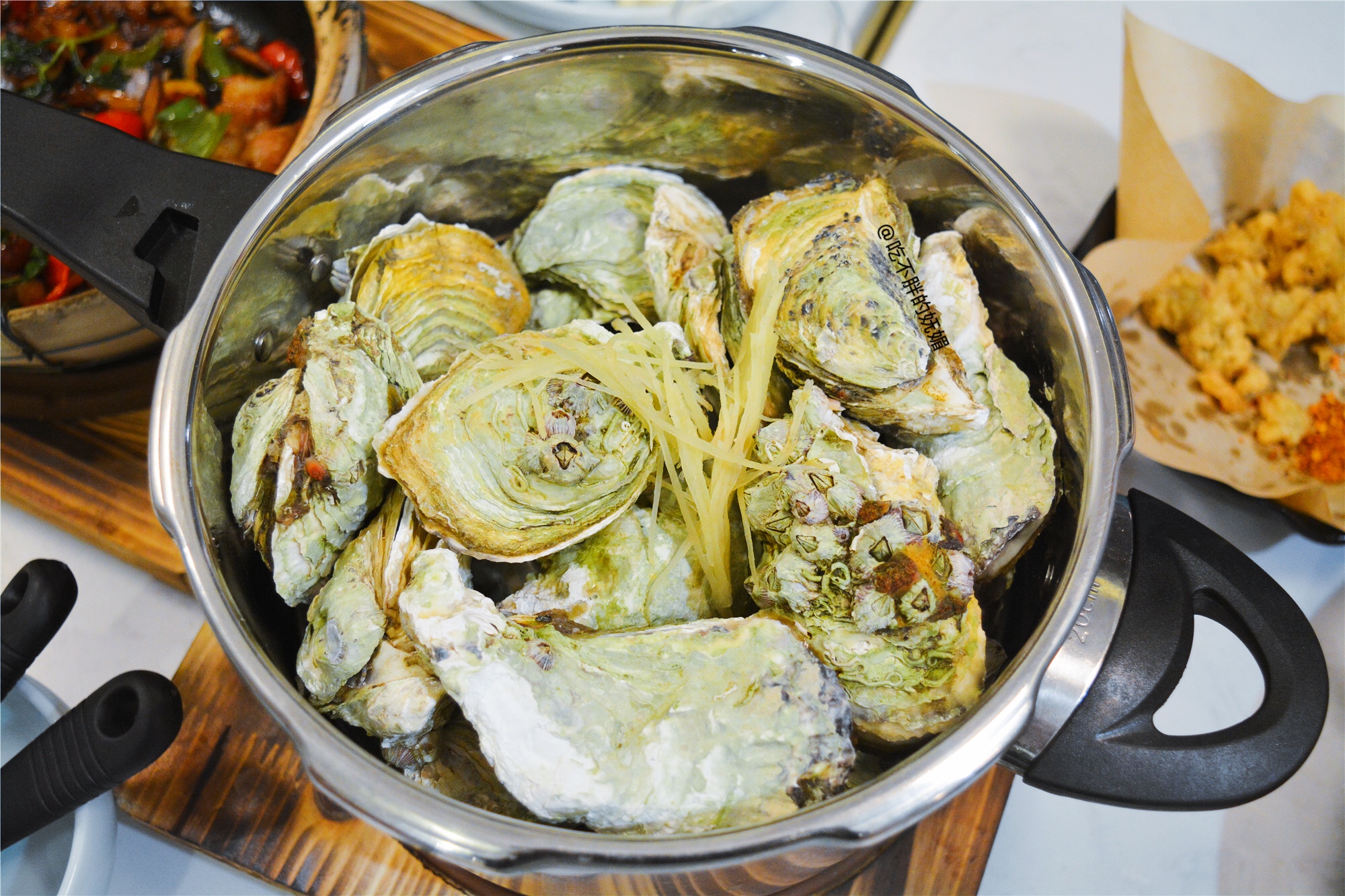 厨师拖着砂煲小跑上菜，这份200℃的广式沸腾，你不尝尝？