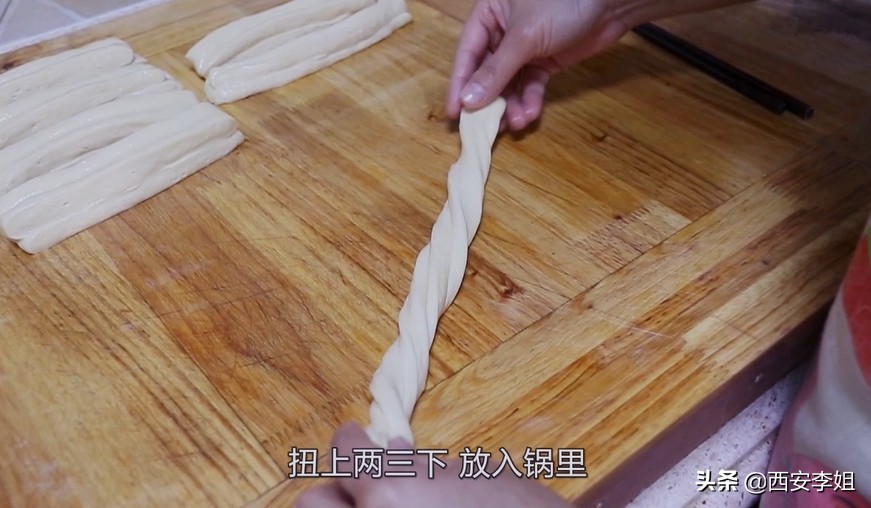 快速家庭炸油条的做法和配方,李姐油条的制作方法视频