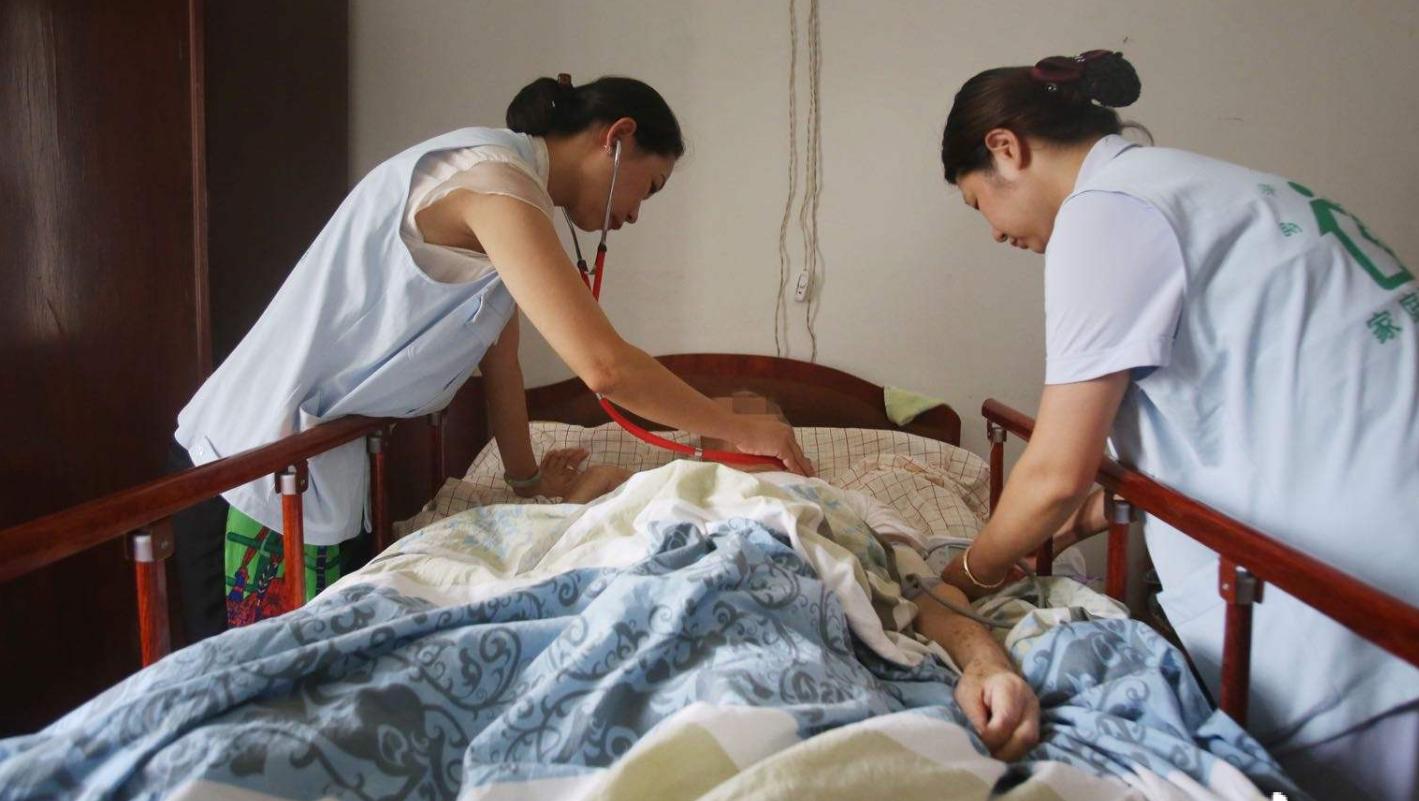 老人临终前一直说胡话,老人临终之前说胡话是怎么回事