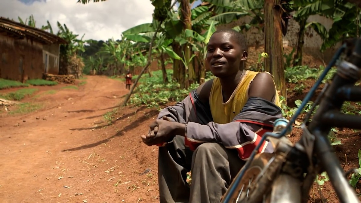 非洲布隆迪的赚钱天才,骑着自行车运香蕉扒车门,满身绝活无人敌