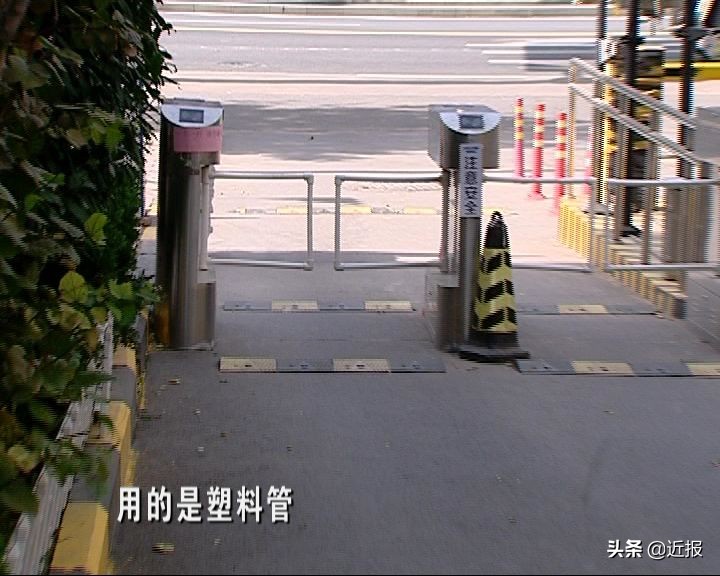 济南一小区，墙砖开裂用胶带粘？闸机坏了换塑料管！？业主：物业太有才了……