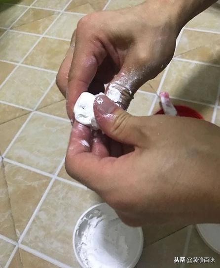 家里玻璃胶发黑了怎么重新弄,家里的玻璃胶发黑怎么清洗