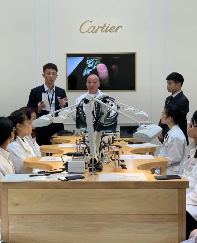 牛！上海男神学霸：曾为前法国国民教育部部长做翻译，如今将入职新华社！