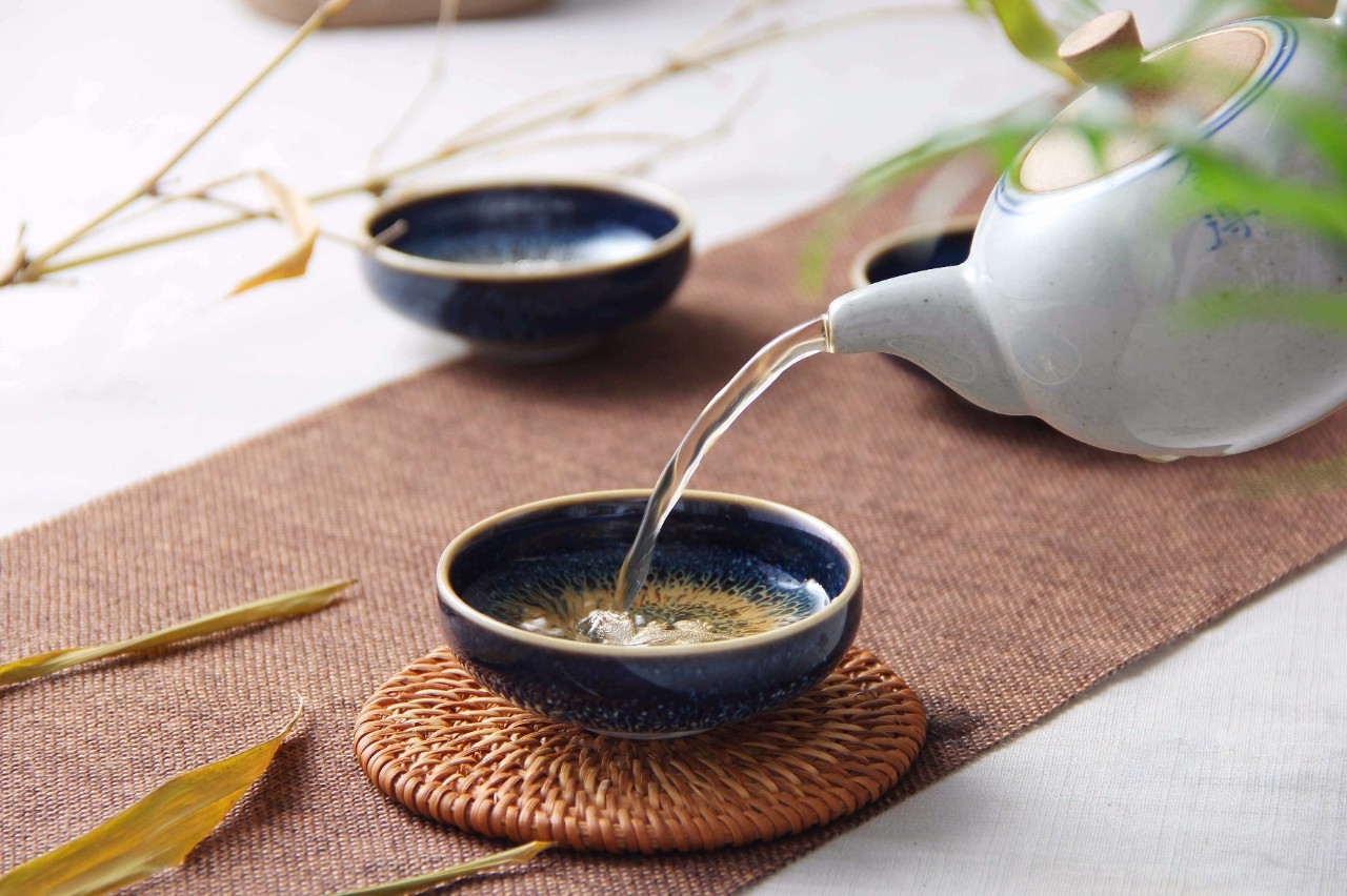建盏和瓷器哪个适合喝茶,建盏喝茶味道感觉怪怪的