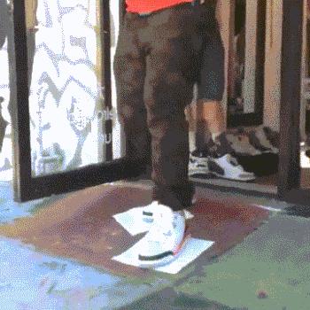 新买的aj穿不进,刚买的aj穿着磨脚