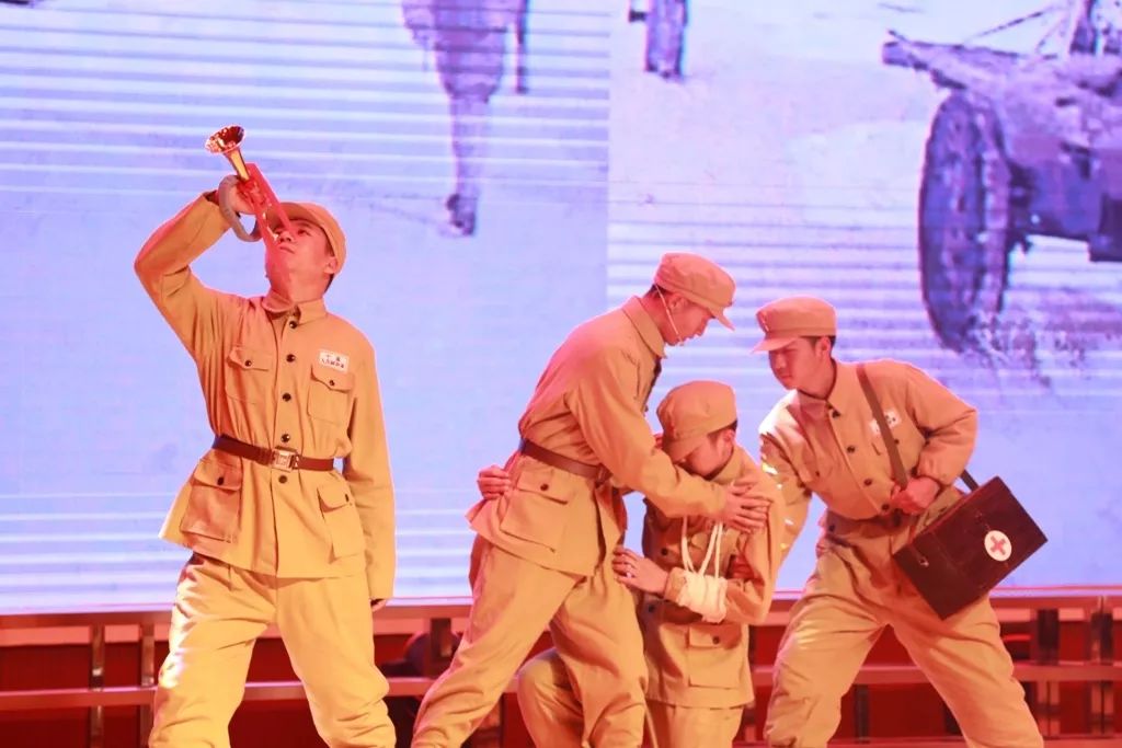 一等功臣回乡报喜感动哭了,特等功臣老兵回部队