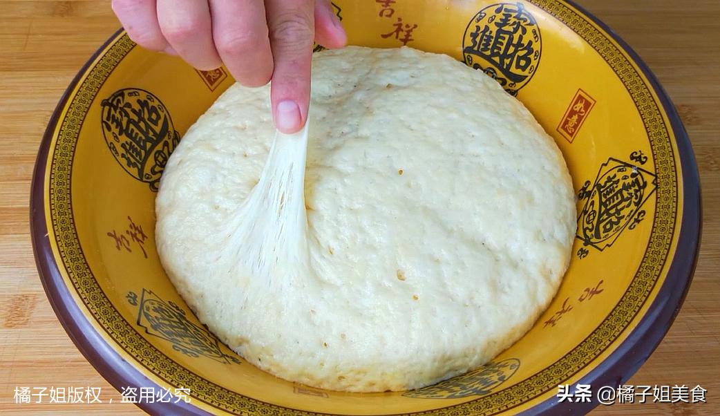 油饼怎么做又软又香又有劲道,二个鸡蛋一碗面粉教你做油饼