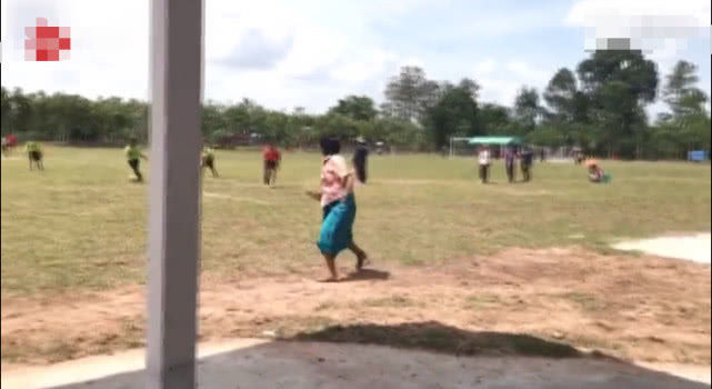 奶奶为孙子们加油,爷爷奶奶给孙子加油