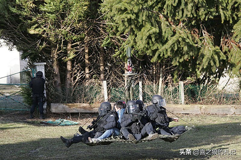 美欧国家直升机在特殊环境的人员进入与撤离系统详解