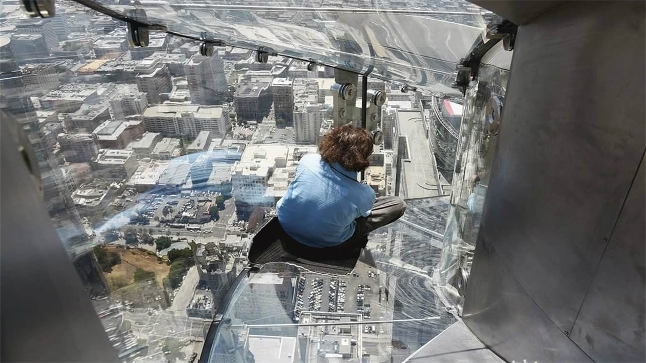 能让人吓到尖叫的滑梯,70层楼的透明滑梯有多吓人