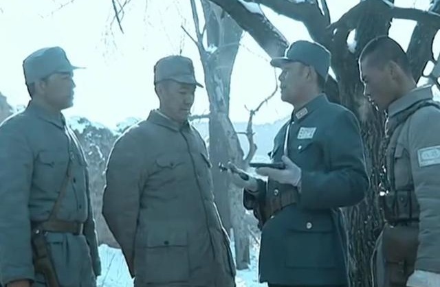 李云龙送楚云飞的佐官刀值钱吗,李云龙拿到勃朗宁手枪