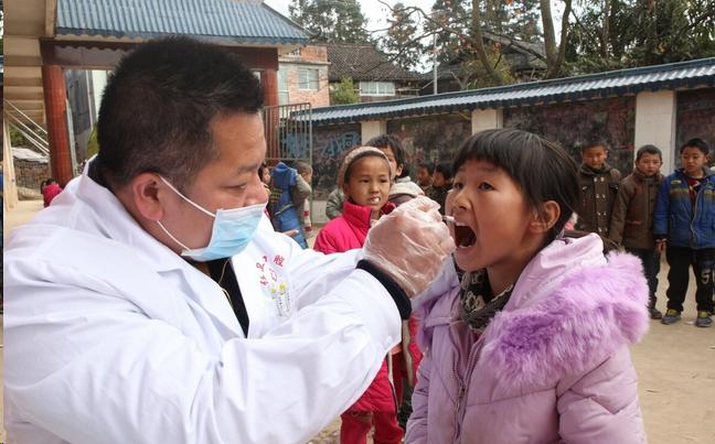 乳牙脱落后的最佳处理方法,小孩的第一颗乳牙脱落要怎么处理