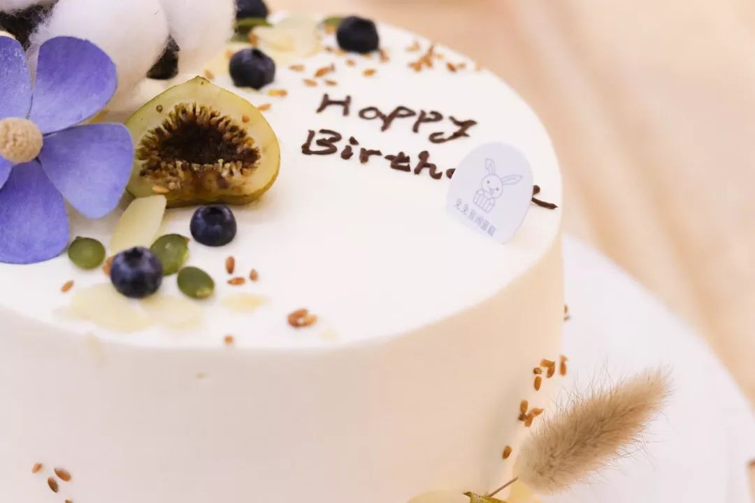 圆每个妹剂C的公主梦，这家店现在婚纱免费试，饮品+蛋糕请你食