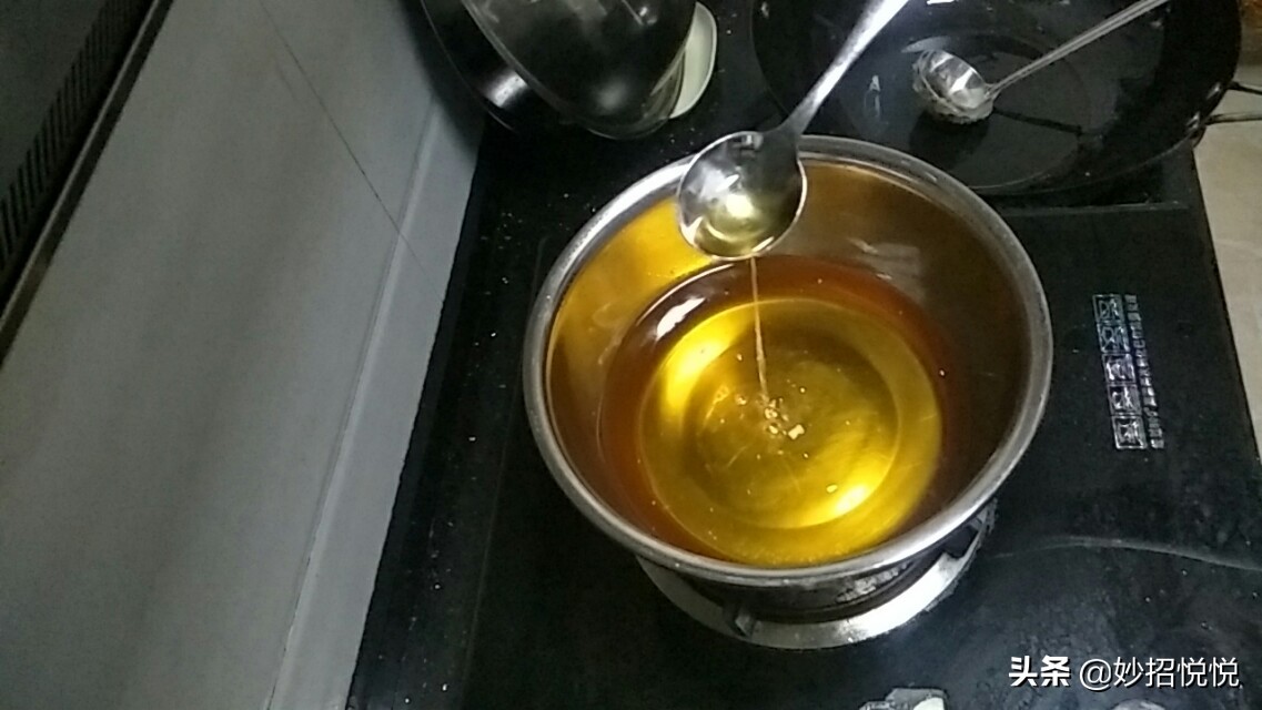 炸过东西的黑油怎样变成干净的油,炸剩的黑油怎么处理