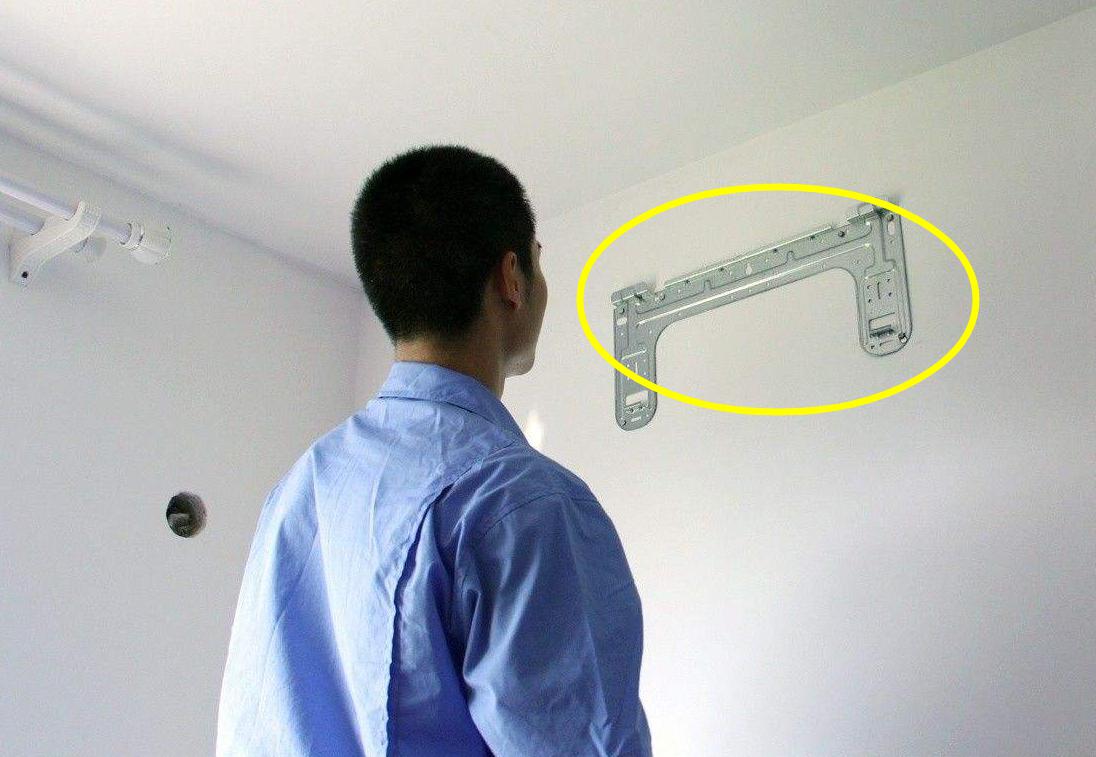 说好空调免费上门安装，为什么师傅装完还要收费300块？拿他没辙