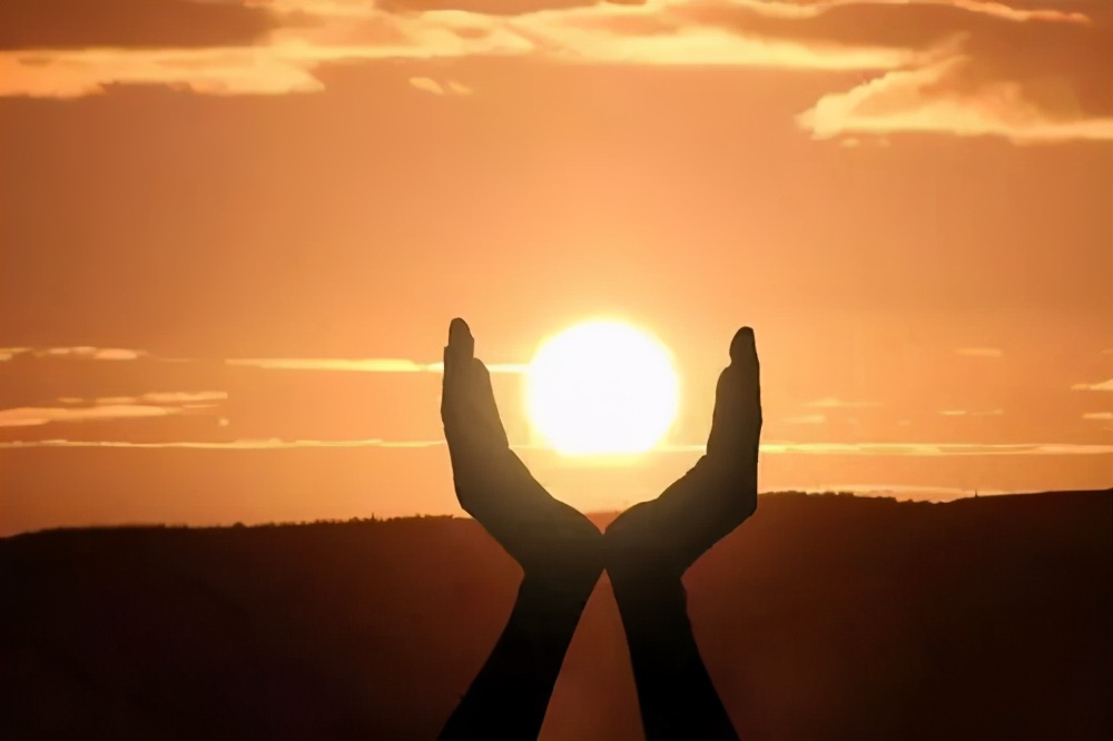 颤抖的手让人心酸,经历的辛酸只有自己懂