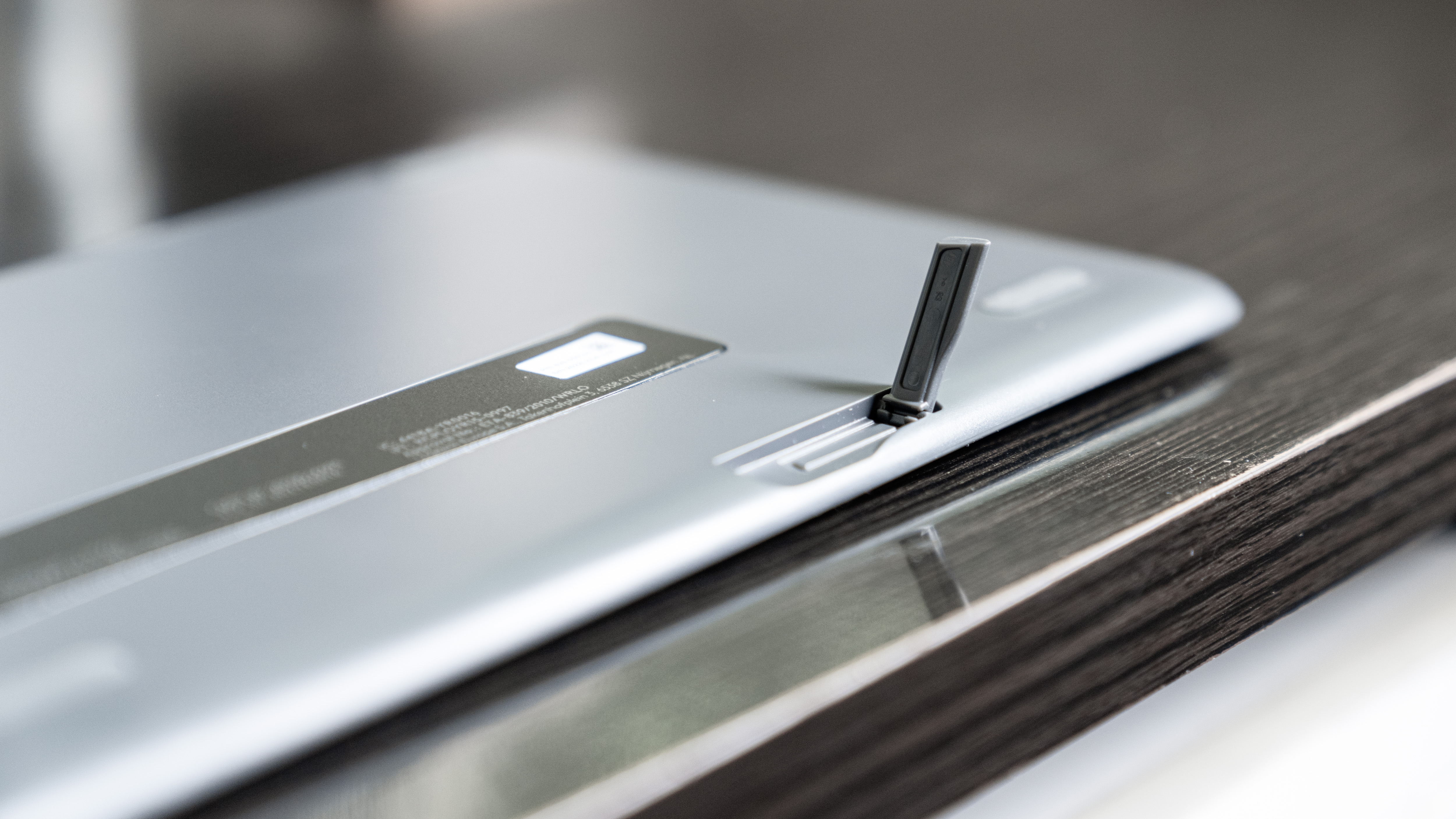 罗技键盘780和罗技k750,罗技k750无线键盘有电池的吗