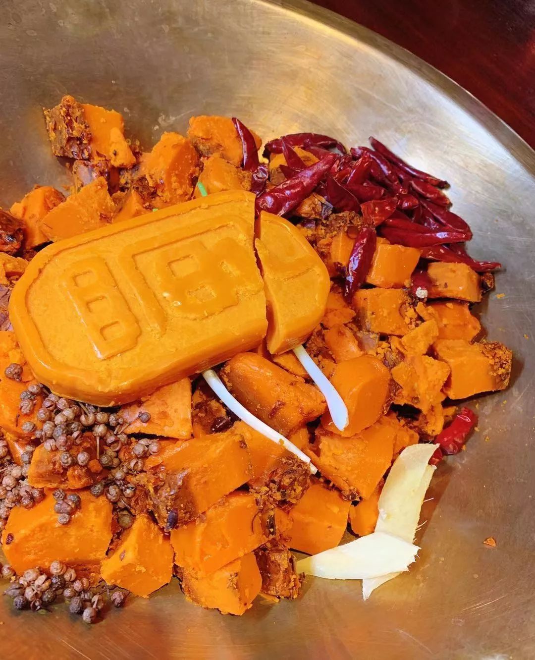 藏在火锅店里的最强演艺，吃着火锅听着歌，长春这家店真是嗨爆了