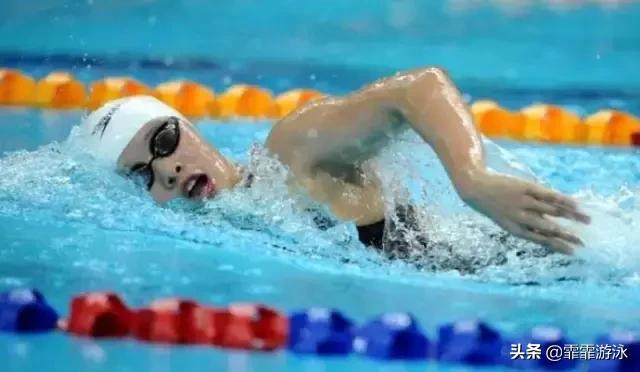 自由泳常见错误及改正练习,自由泳划水常见错误动作