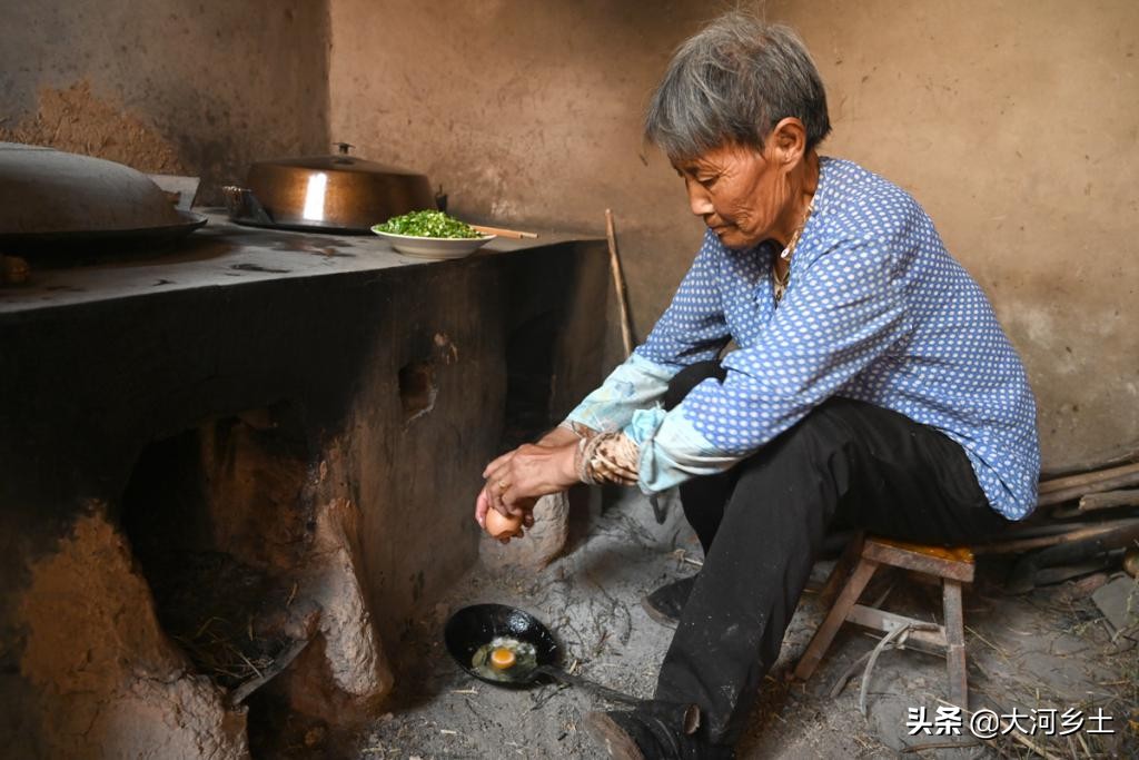 农村夫妻大锅做菜,农村大娘炒辣子鸡