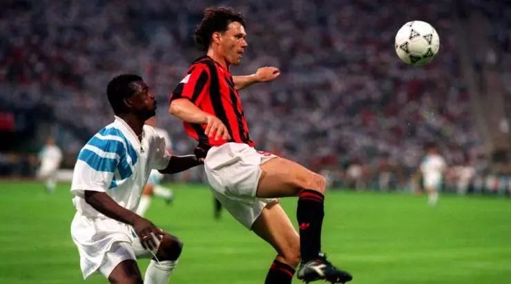 小梁观世界丨绿茵场里的“橙色闪电”