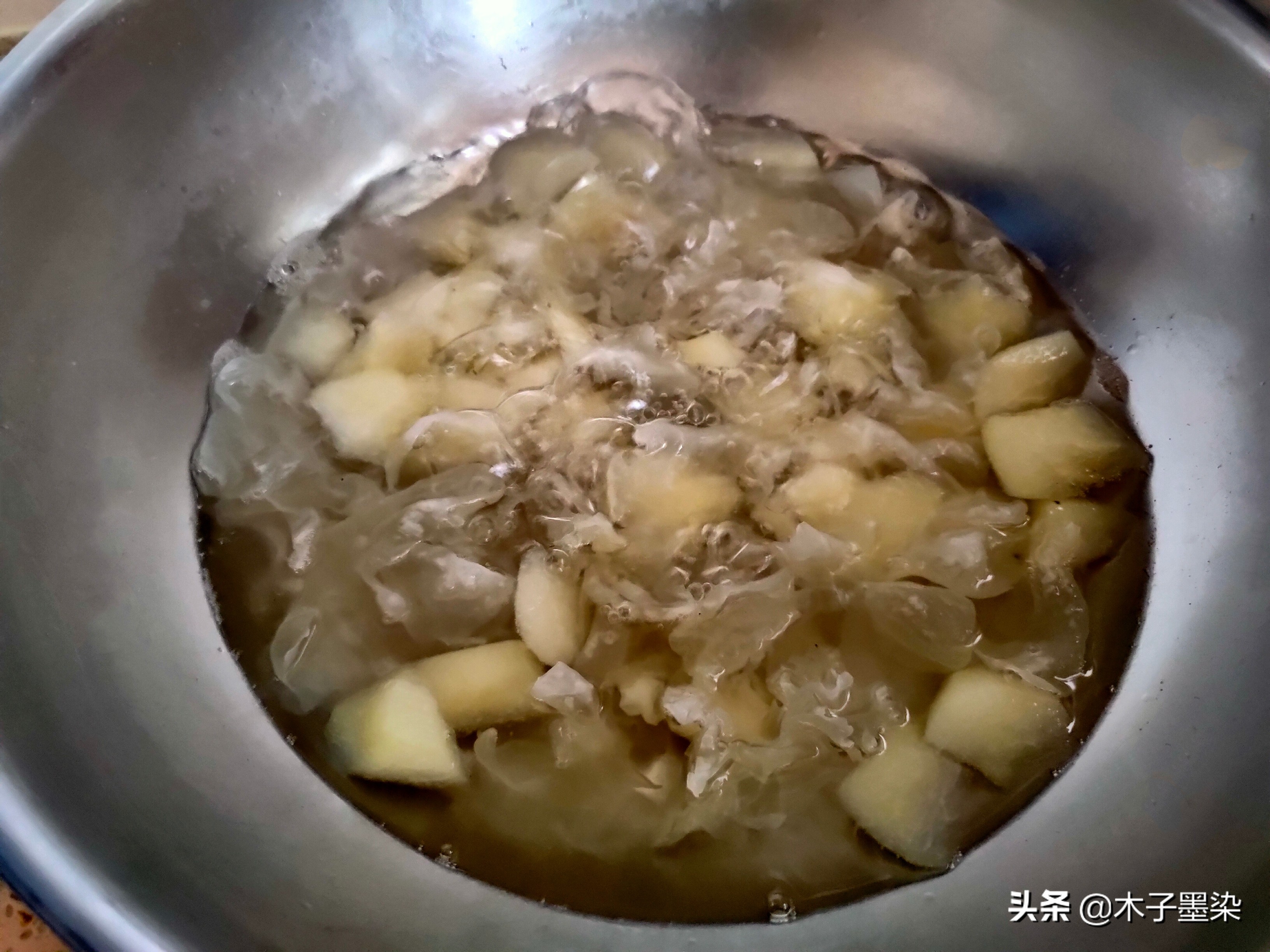 她40岁，肤如凝脂，不爱敷面膜，就爱喝这碗羹汤