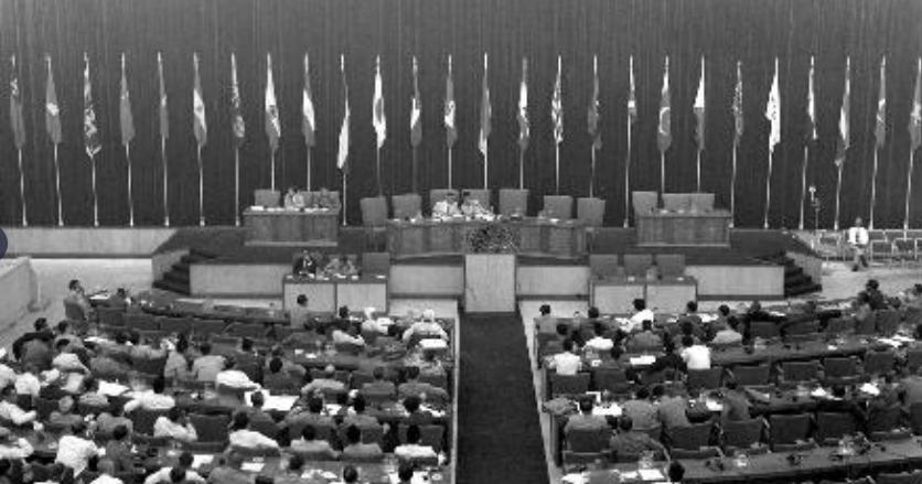 美国记者与周恩来握手，故意掏手帕不停擦手，周总理一招轻松反击