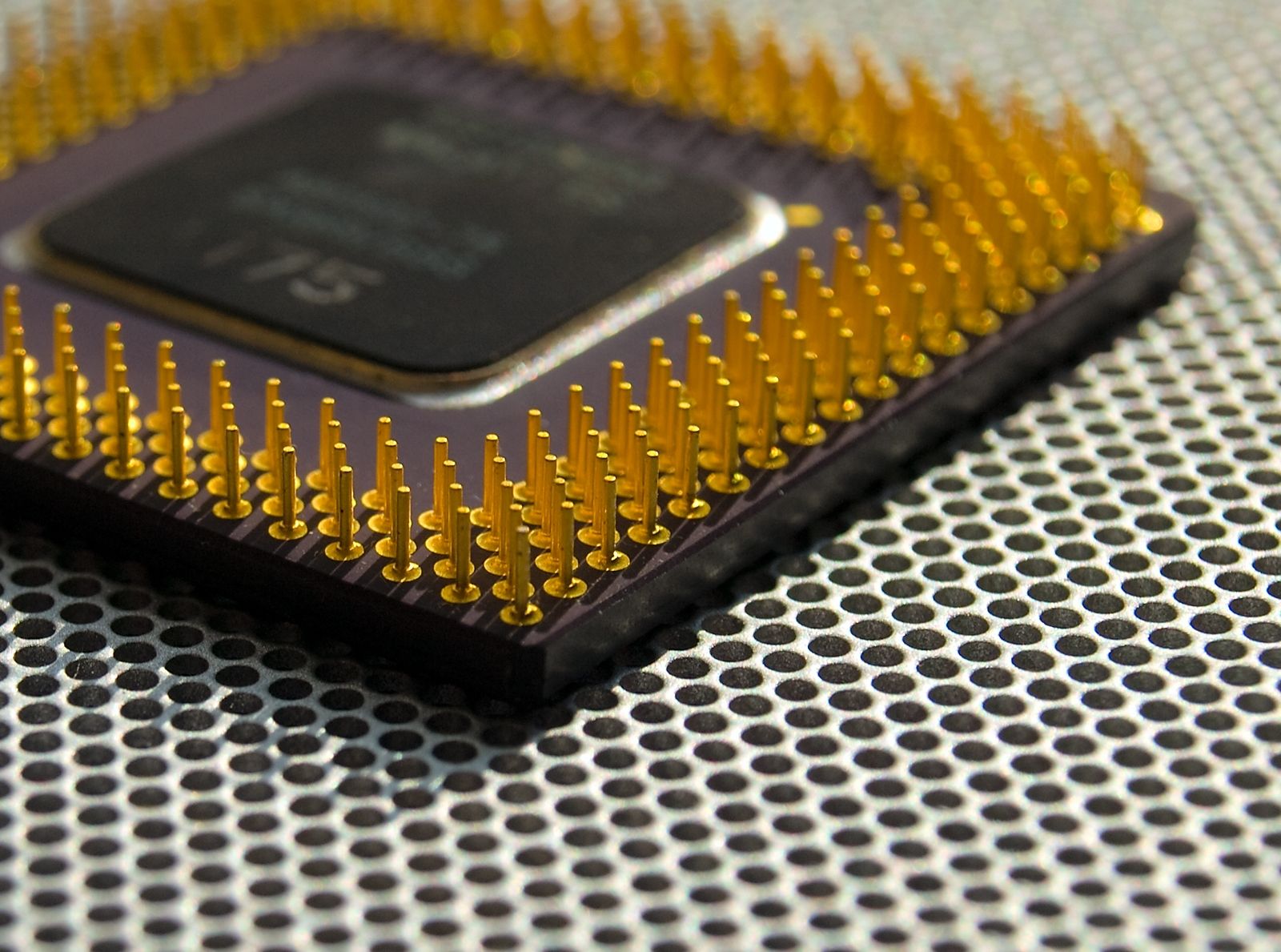 游戏不流畅换cpu还是显卡,电脑运行速度慢换什么显卡