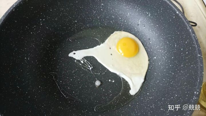 清除苏泊尔平底锅锅底发黑妙招,苏泊尔平底不粘锅煎锅需要开锅吗