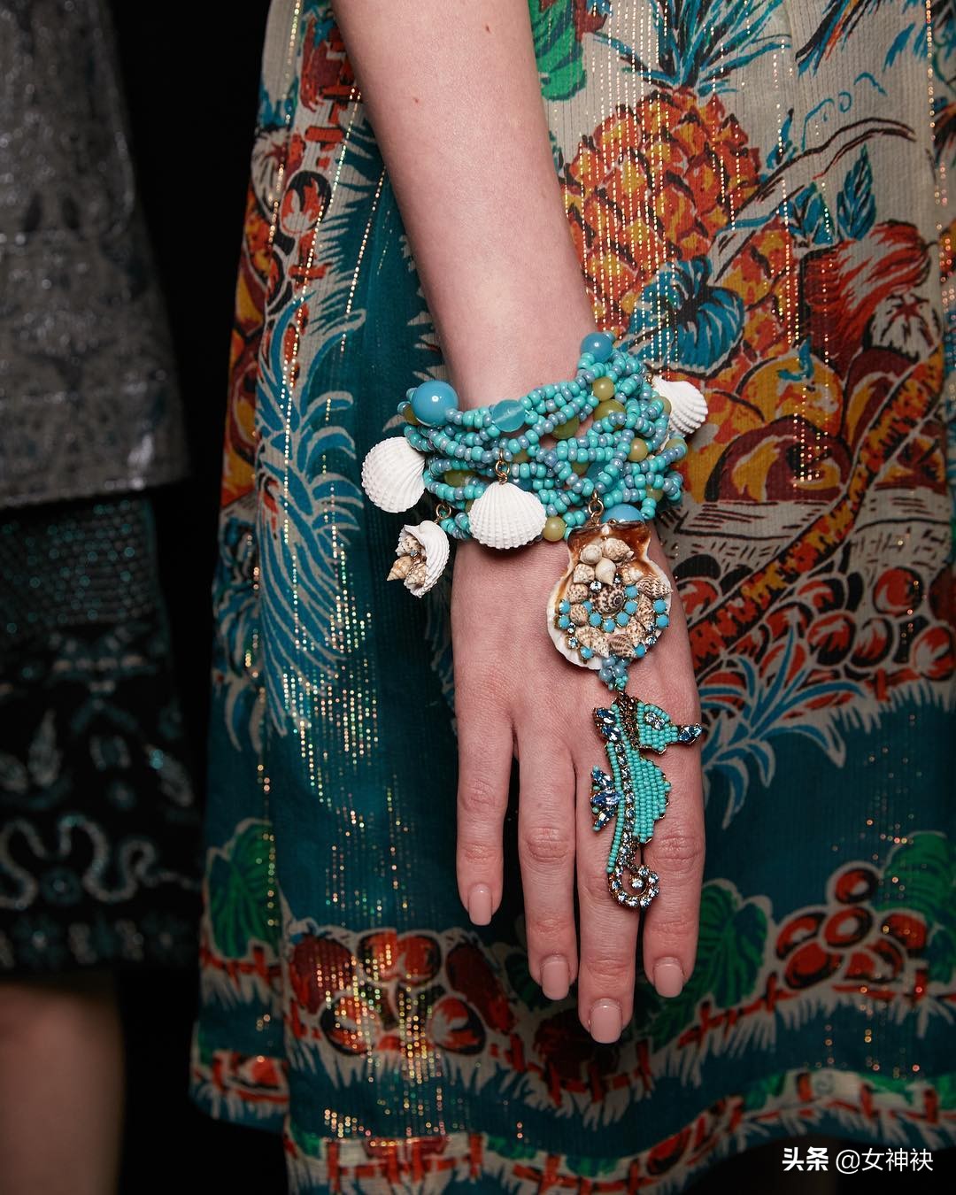 营造魅惑和妖娆的时尚女王，第一位世界顶尖华裔设计师安娜苏