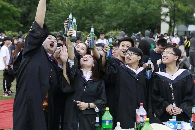 千人晚宴、体育狂欢、明星路演……玩转校园文化，尽享大学魅力！
