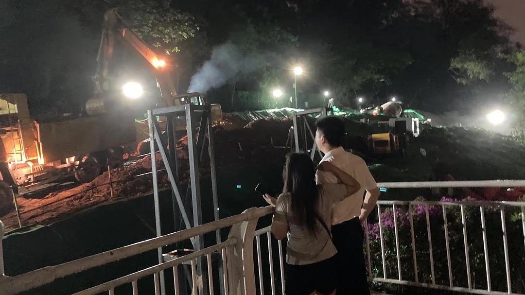 痴迷挖掘机的小男孩,为什么小男孩都喜欢挖掘机