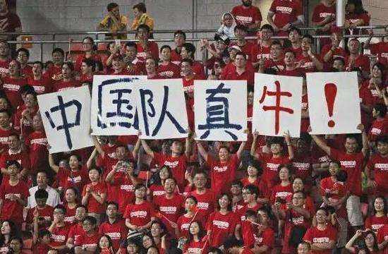 国足未出线足球环境遭重创,中国第一次冲出亚洲的足球国家队