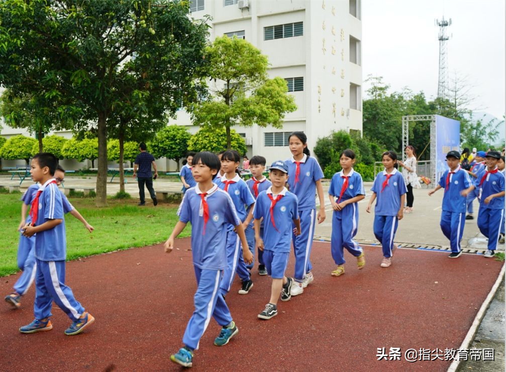 家长校服中掏出大量碎布,官方谈校服内掏出碎布