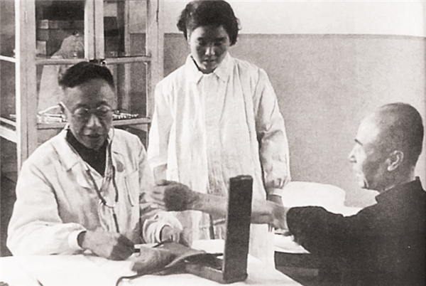 溥仪在故宫发现自己小时候的夜壶,溥仪最后一次回故宫探窗