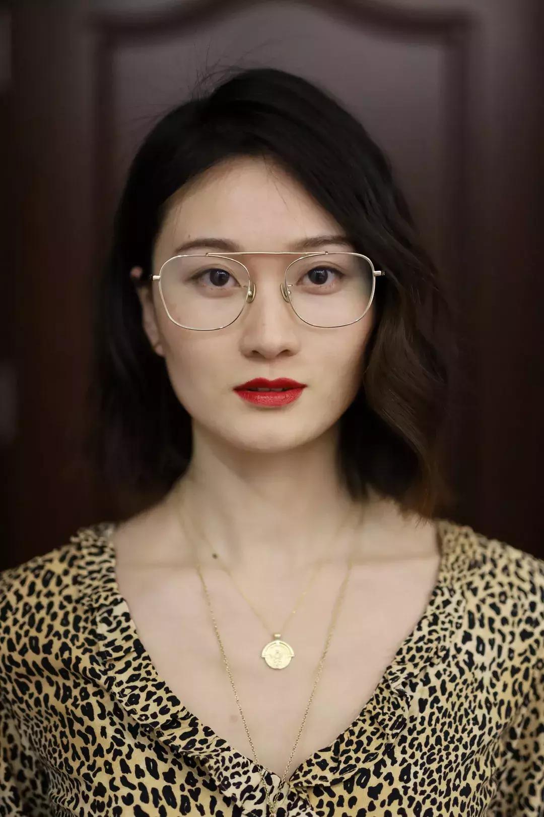 戴眼镜显眼睛小怎么化妆,戴眼镜又凸眼怎么化妆