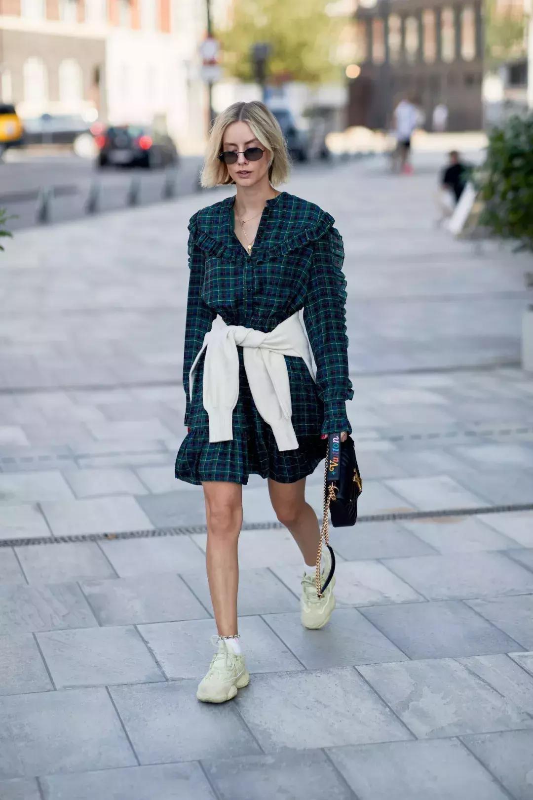 天气回暖怎么穿?裙子+运动鞋是时尚人群中热度最高的搭配法则