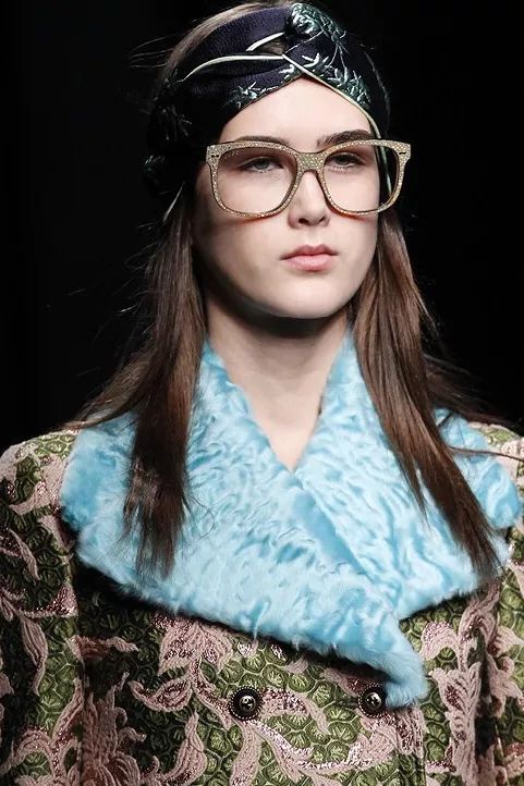 跨越半世纪的经典搭配王丝巾，这都当衣服穿了？