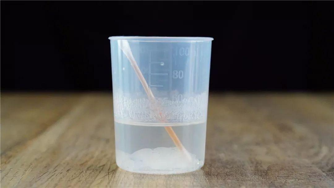 棉签放水里,第二天长出一块水晶石?还挺漂亮