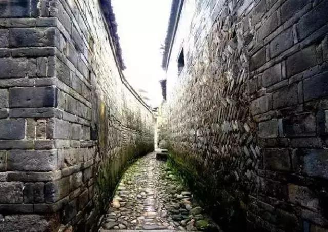 这个村庄一千年前建了个生态下水道，至今旱涝不惧