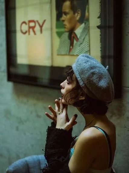 周冬雨少年的你演技混剪,少年的你幕后剧组陪周冬雨剃寸头