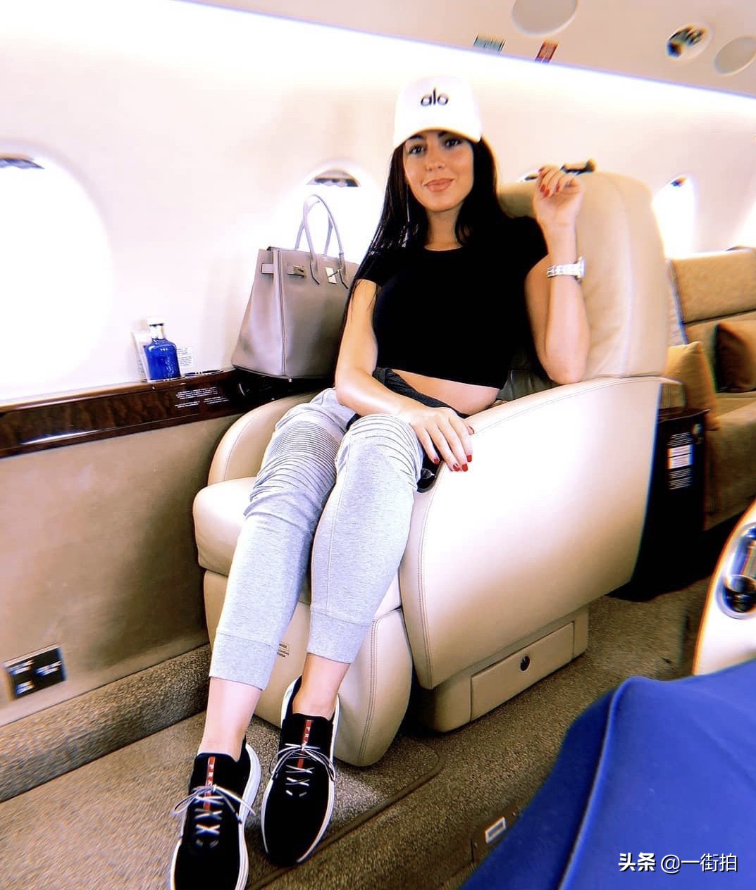 C罗“贫民女友”乔治娜太惊艳！穿V领礼服不用首饰点缀也美的自信