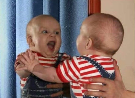 熊孩子一声不吭来“犯案”，奢侈喂床“喝牛奶”，想把孩子退货