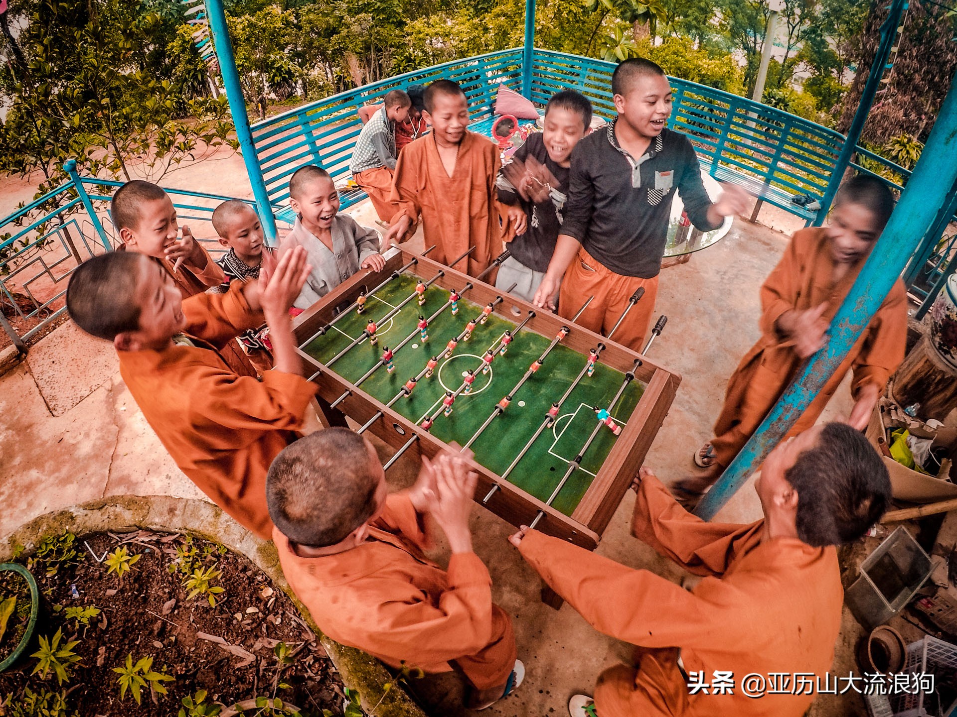 中缅边境的佛寺,旅途中遇到藏区僧人