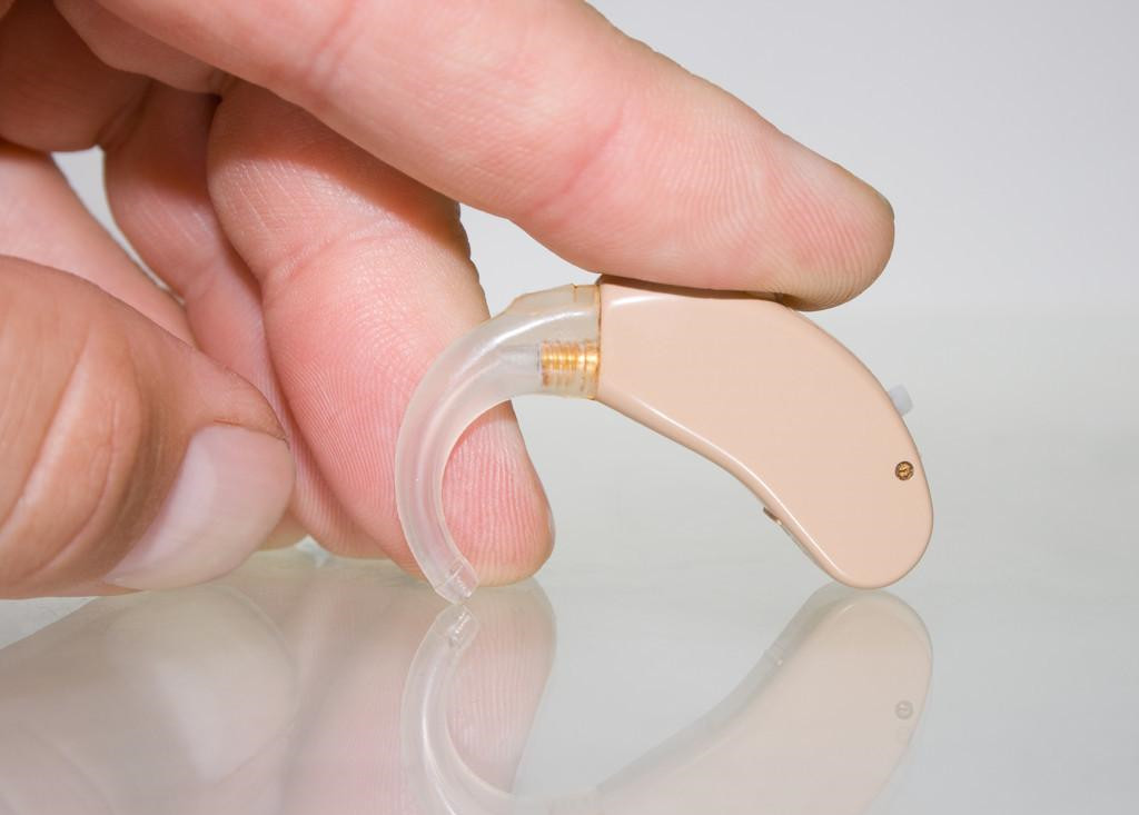 中耳炎导致耳朵听力下降怎么根治,中耳炎引起听力下降能戴助听器吗