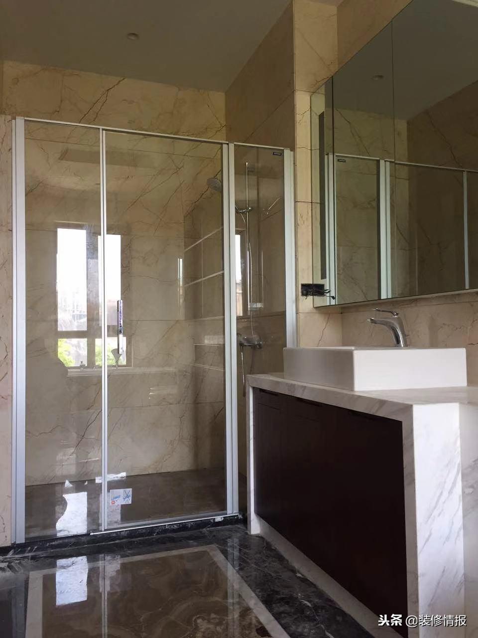 坐式浴缸和淋浴房,浴缸躺着