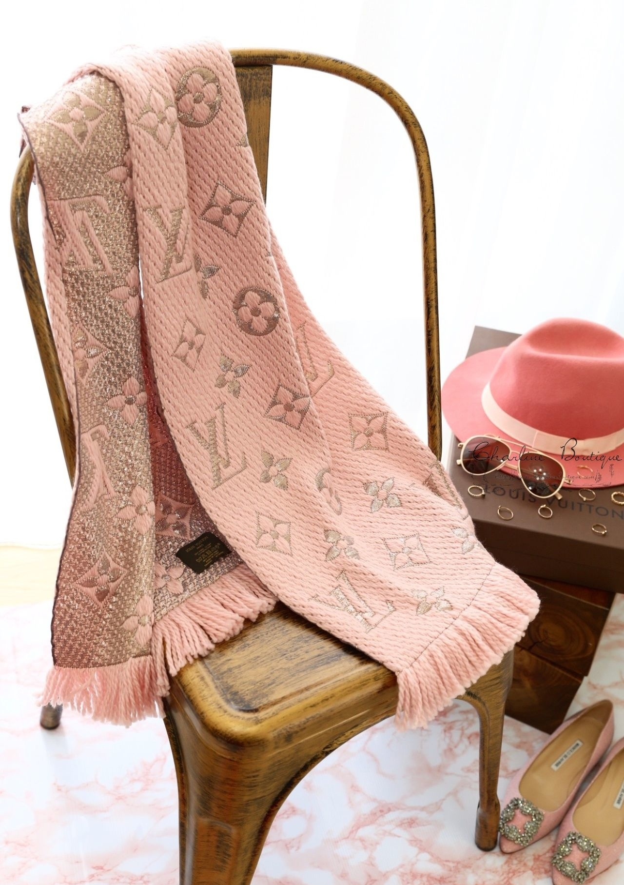 这条围巾的价格有点高英文怎么说,这条围巾多少钱的英文