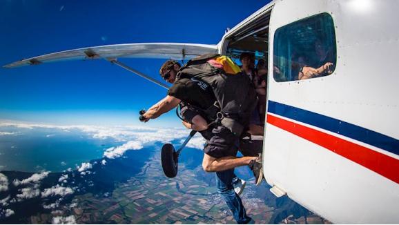 跳伞后为什么感觉变轻了,跳伞是什么感觉呢